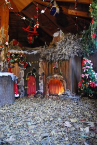 El árbol está decorado con  rollos de anís, el suelo con hojas de morera y el techo de juguetes y cajas de regalo.